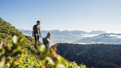 Paar bei einer Panoramawanderung auf der Schmittenhöhe