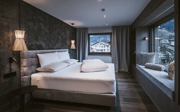 Wide view suite, view of the majestic Kitzsteinhorn, large panoramic window front