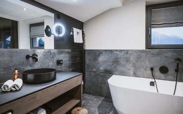 Bad in der Top of M Suite im Design Hotel Margarethenstein