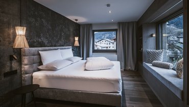 Wide view suite, view of the majestic Kitzsteinhorn, large panoramic window front