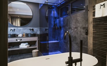Luxury suite with private sauna, bathtub and view of the Kitzsteinhorn