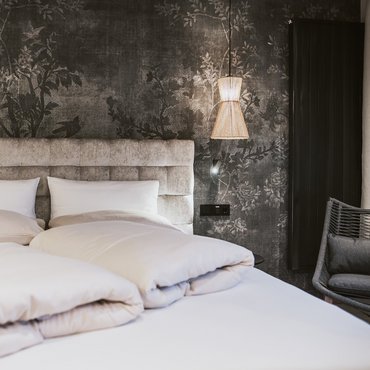 gemütliches Bett in der Auszeit Suite im Design Hotel Margarethenstein